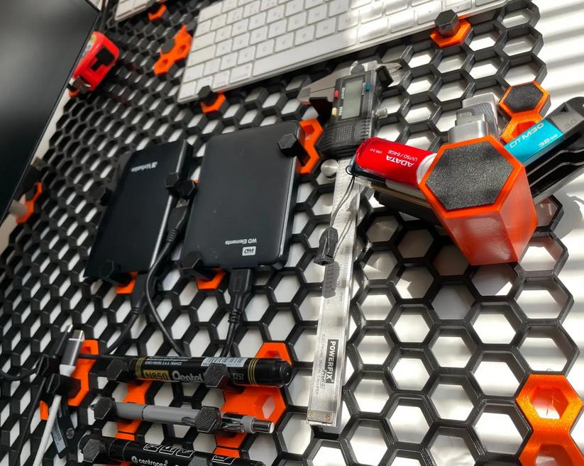 Как организовать инструменты на рабочем месте: настенная система хранения Honeycomb storage wall