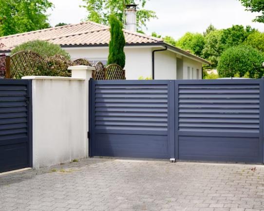 Выбор ворот для дома: сравниваем откатные и распашные модели