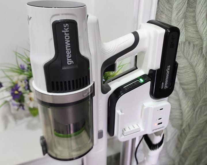 Флагманский пылесос Greenworks GD24SVK4D.</p>
<p>Так ли он хорош? Обзор вертикального аккумуляторного пылесоса от Greenworks