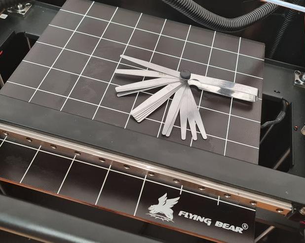 Что делать, если филамент (пластик) не липнет к столу?</p>
<p>Дело может быть не в адгезии. Разбираемся с настройкой 3D